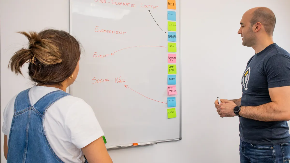 People mapping topics with sticky notes on a whiteboard